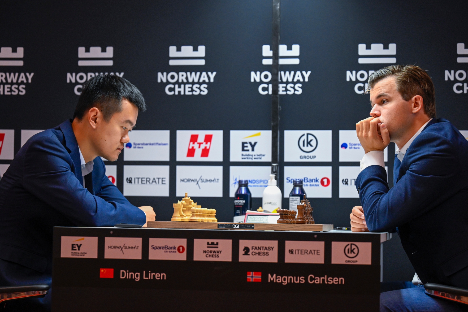 Liren Ding y Carlsen. (Lapresse)
