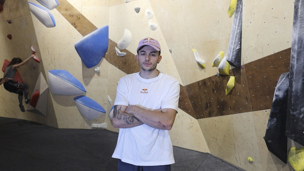 Alberto Ginés posa para MARCA frente al rocódromo.