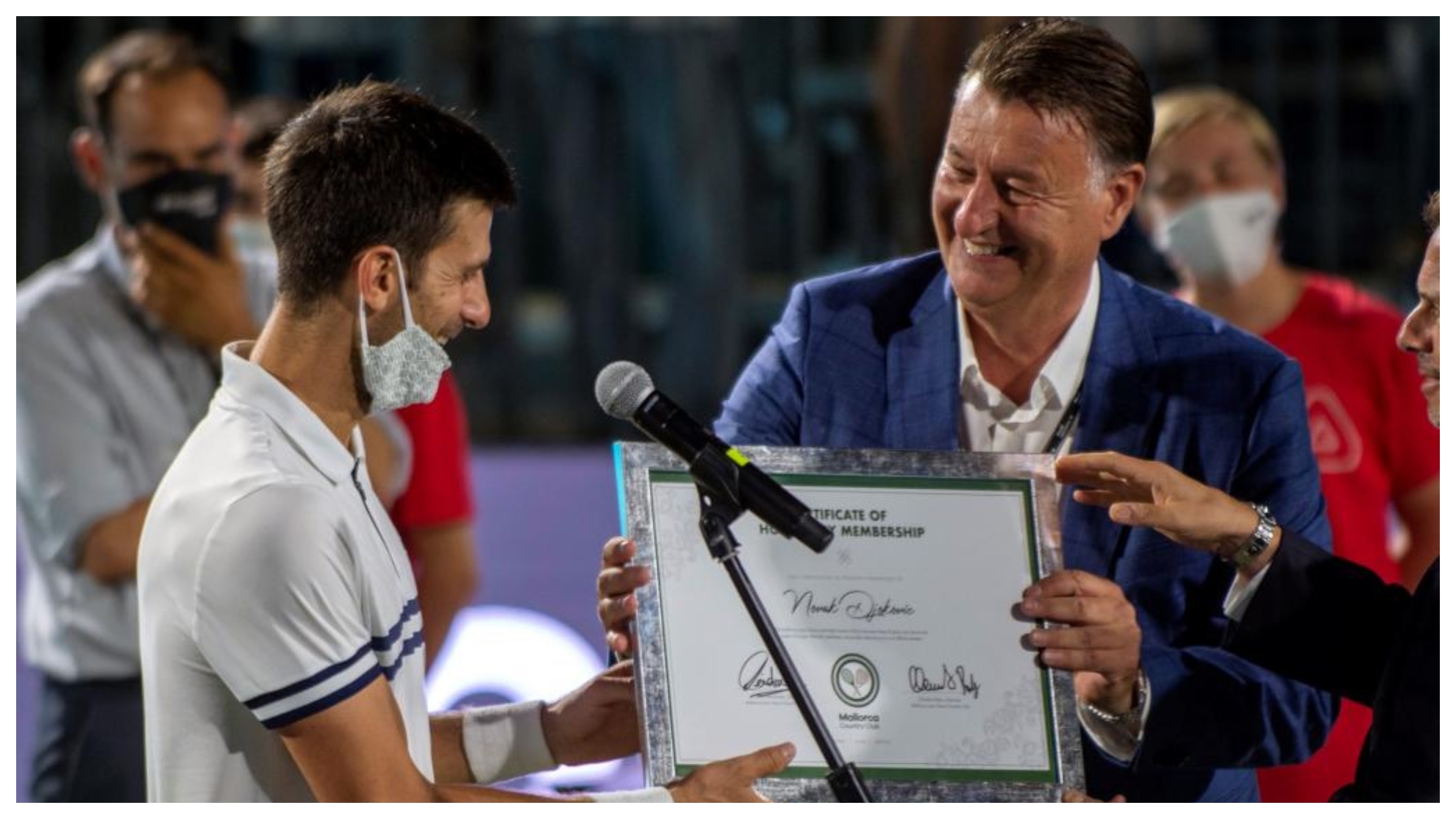 Djokovic recibe una placa por la inauguración de la central del ATP 250 de Mallorca.