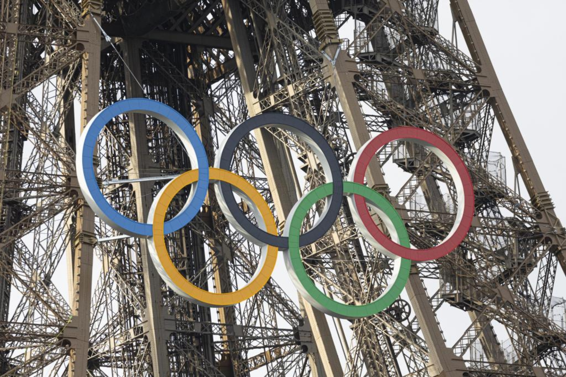 Los aros olímpicos, en la Torre Eiffel