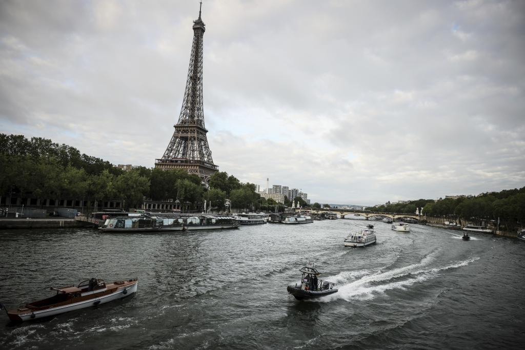 O rio Sena passando por Paris