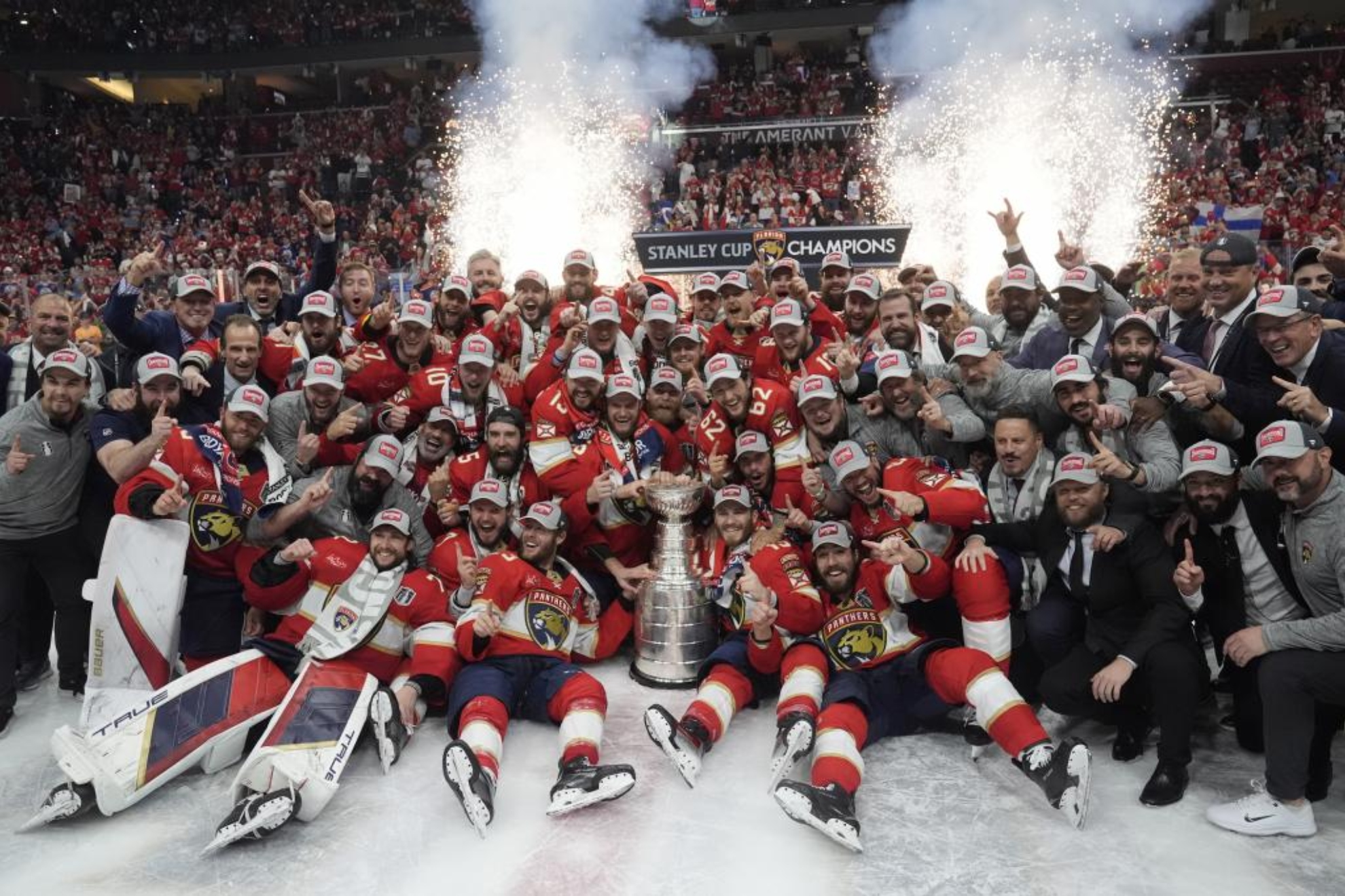 Florida Panthers posa con el trofeo