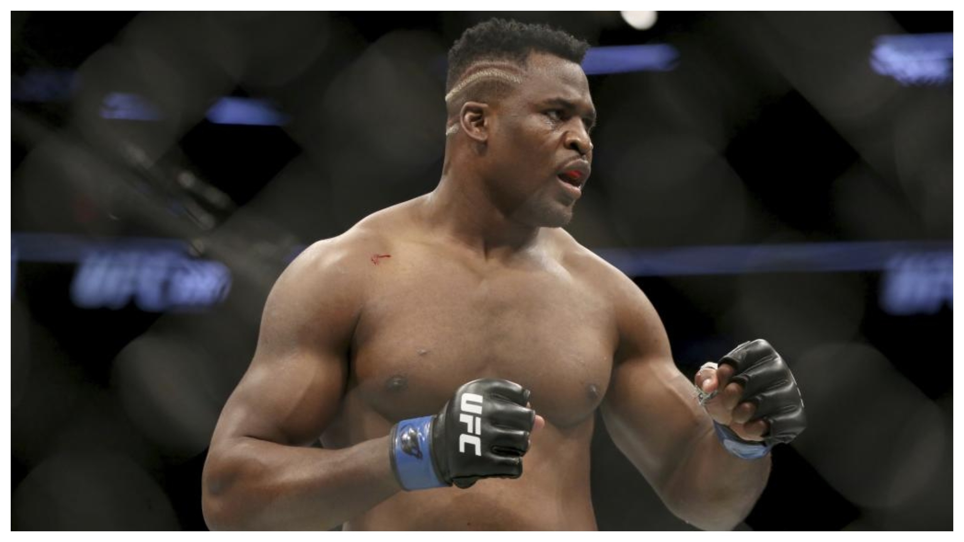 Francis Ngannou durante la pelea contra Ciryl Gane.