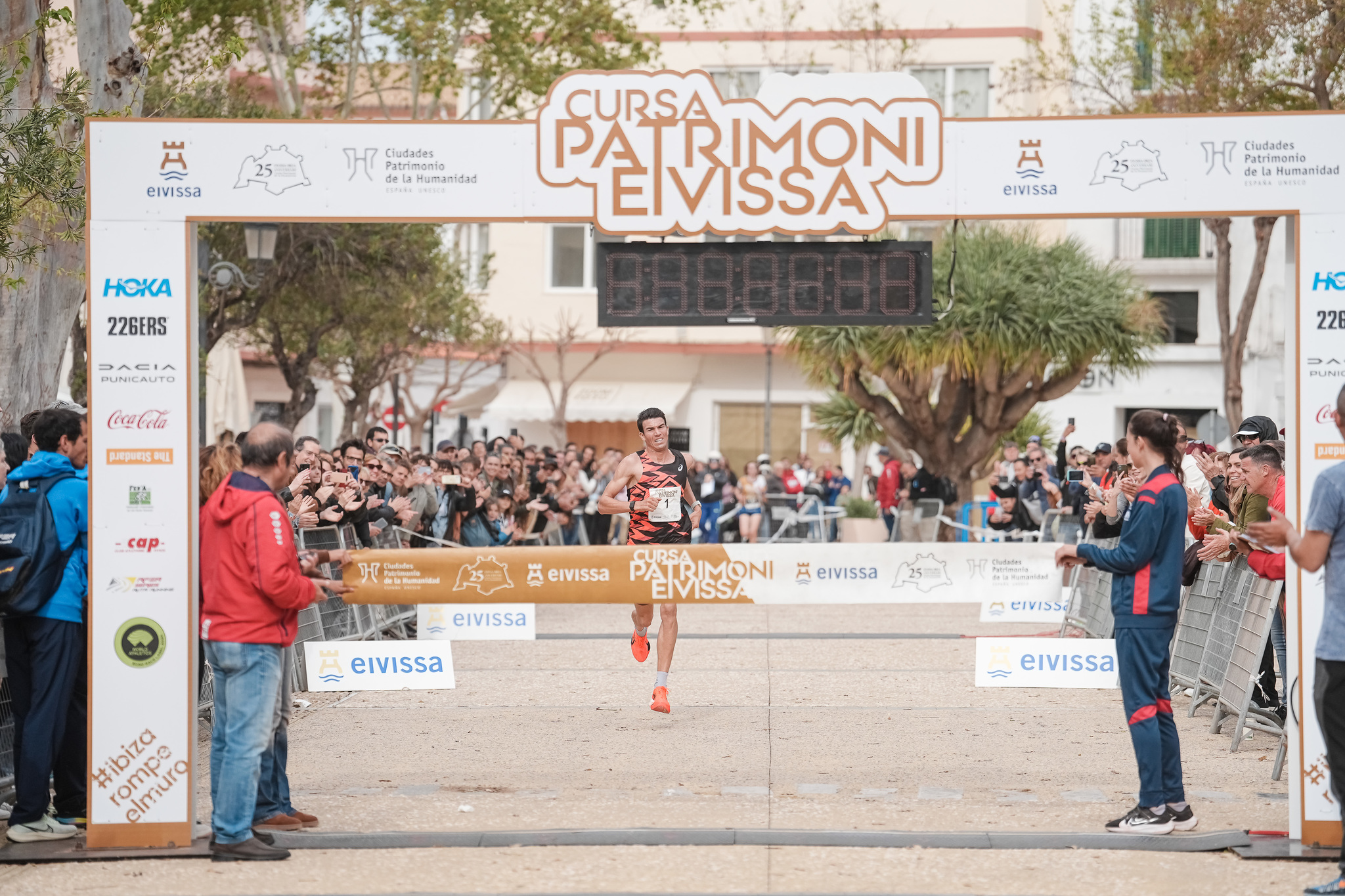 El viento frena el intento de récord de 10K de Mechaal en Ibiza | Marca