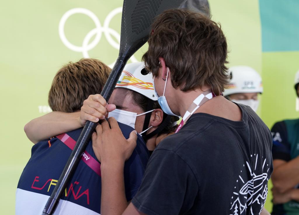Maialen se abraza con Xabi y Pau en Tokio 2020