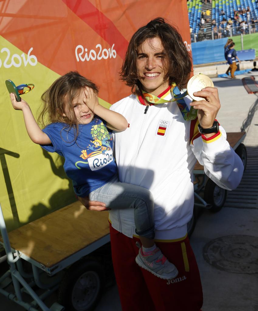 Mailen posa con el oro y su hija Ane, tras el oro en Río