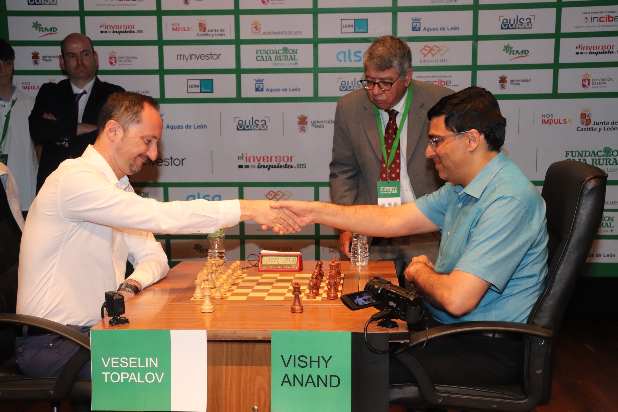 Viswanathan Anand y Veselin Topalov se estrechan la mano.