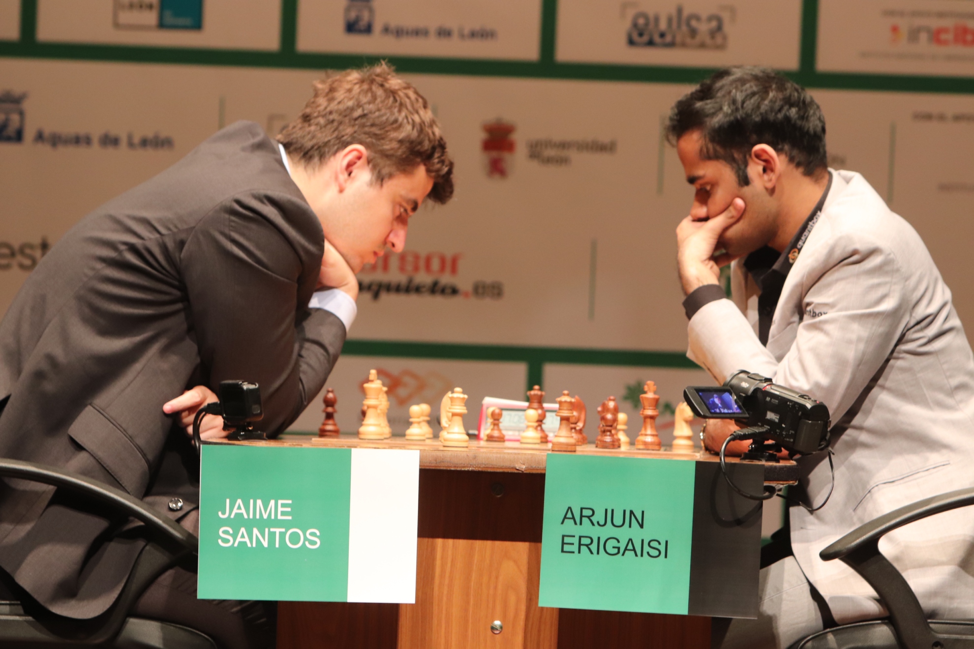 Jaime Santos y Arjun Erigaisi durante la partida.