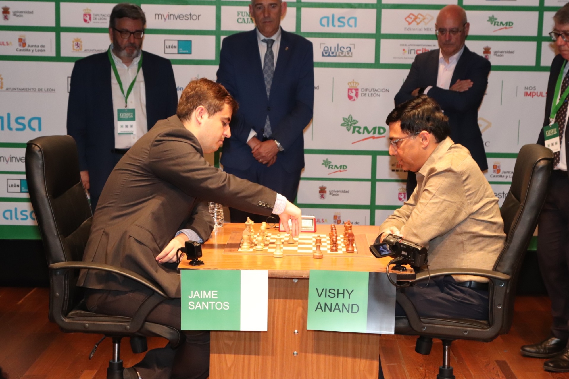 Viswanathan Anand y Jaime Santos Latasa durante una de sus partidas.