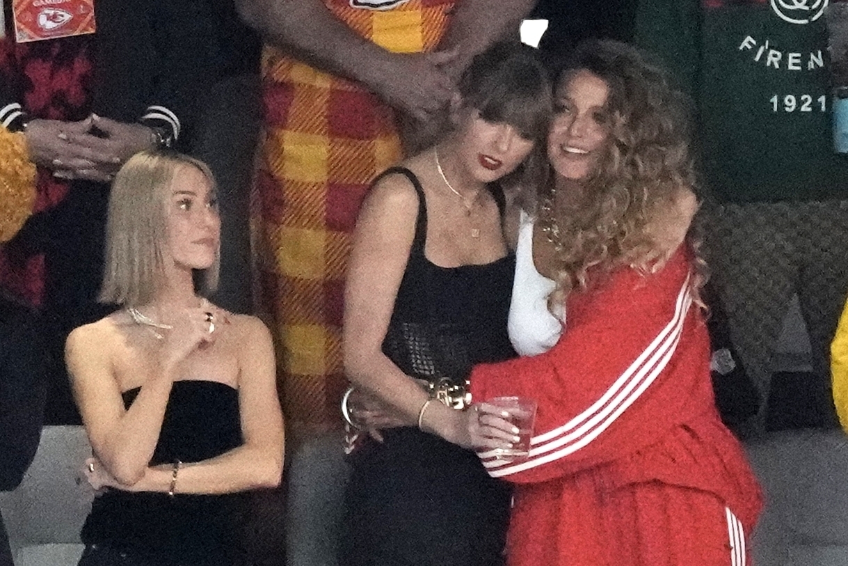 El apasionado beso de Taylor Swift a Travis Kelce en la Super Bowl:  historia de un ósculo para la historia | Marca