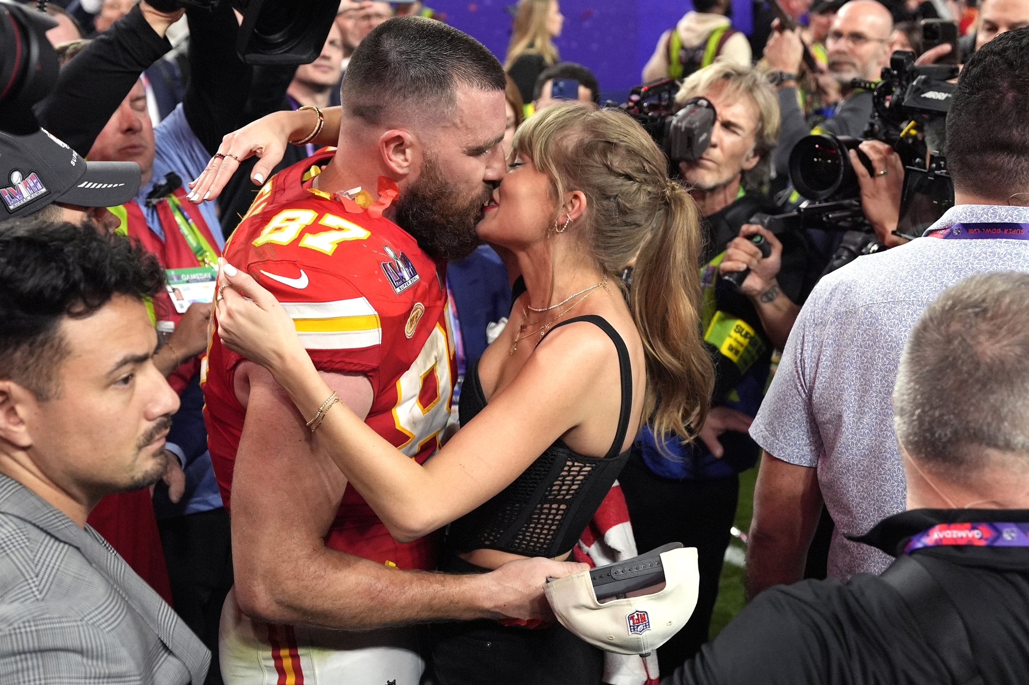 El apasionado beso de Taylor Swift a Travis Kelce en la Super Bowl:  historia de un ósculo para la historia | Marca