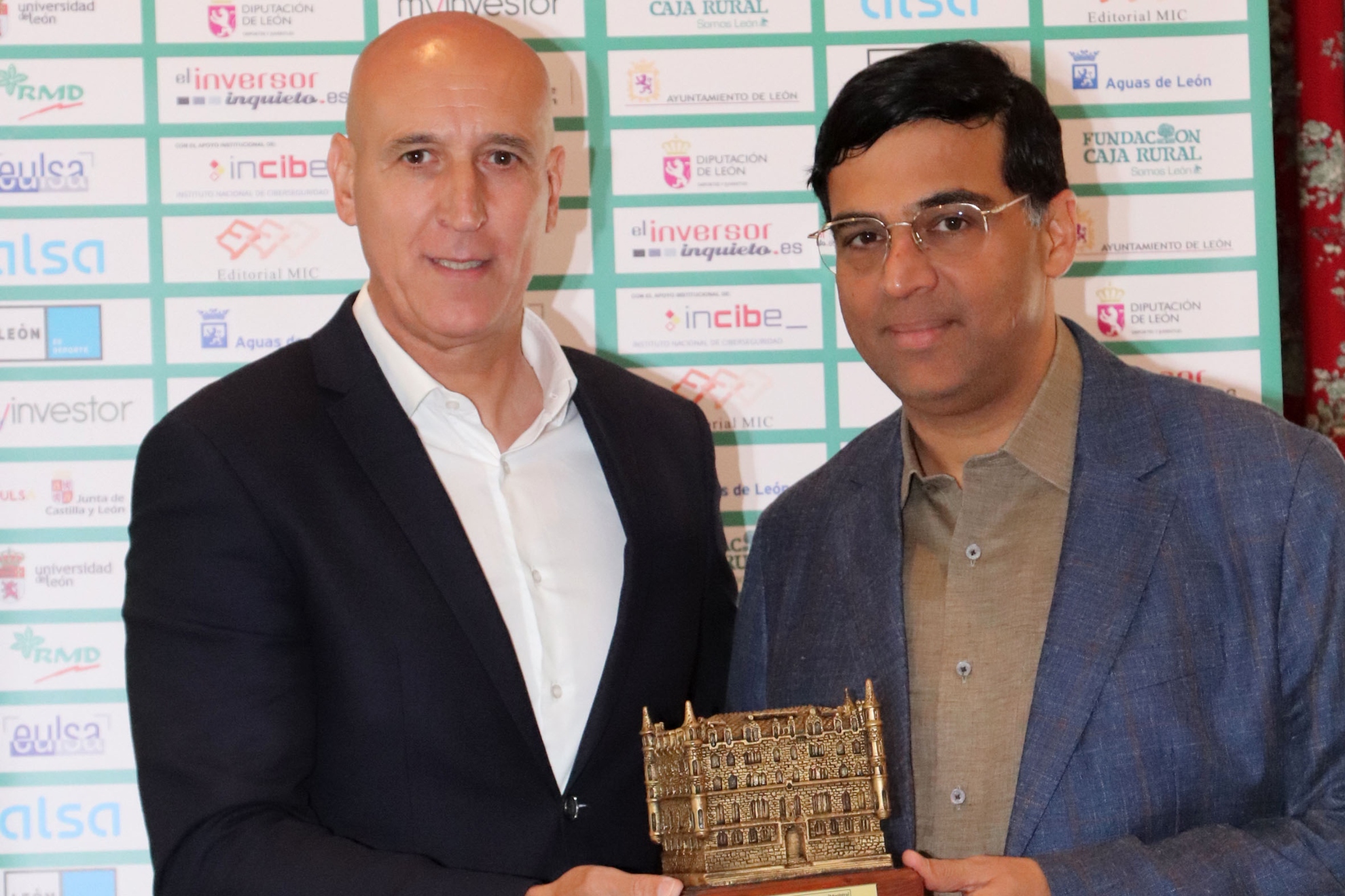 José Antonio Diez y Viswanathan Anand. (Foto: Luque)