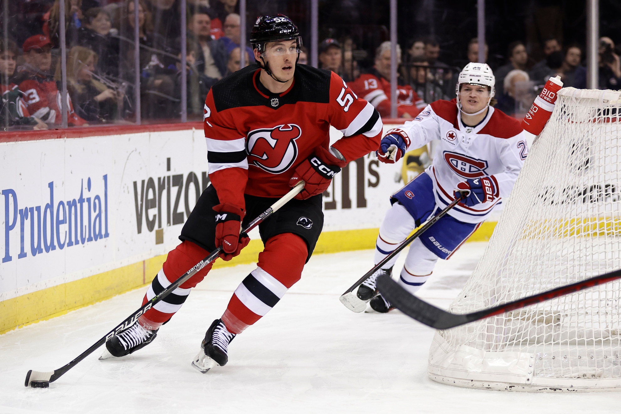 En primer plano, el jugador de los  New Jersey Devils, Cal Foote. (Foto: Lapresse)