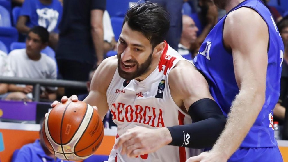Shengelia, in an image with the Georgia National Team in a FIBA windows match.