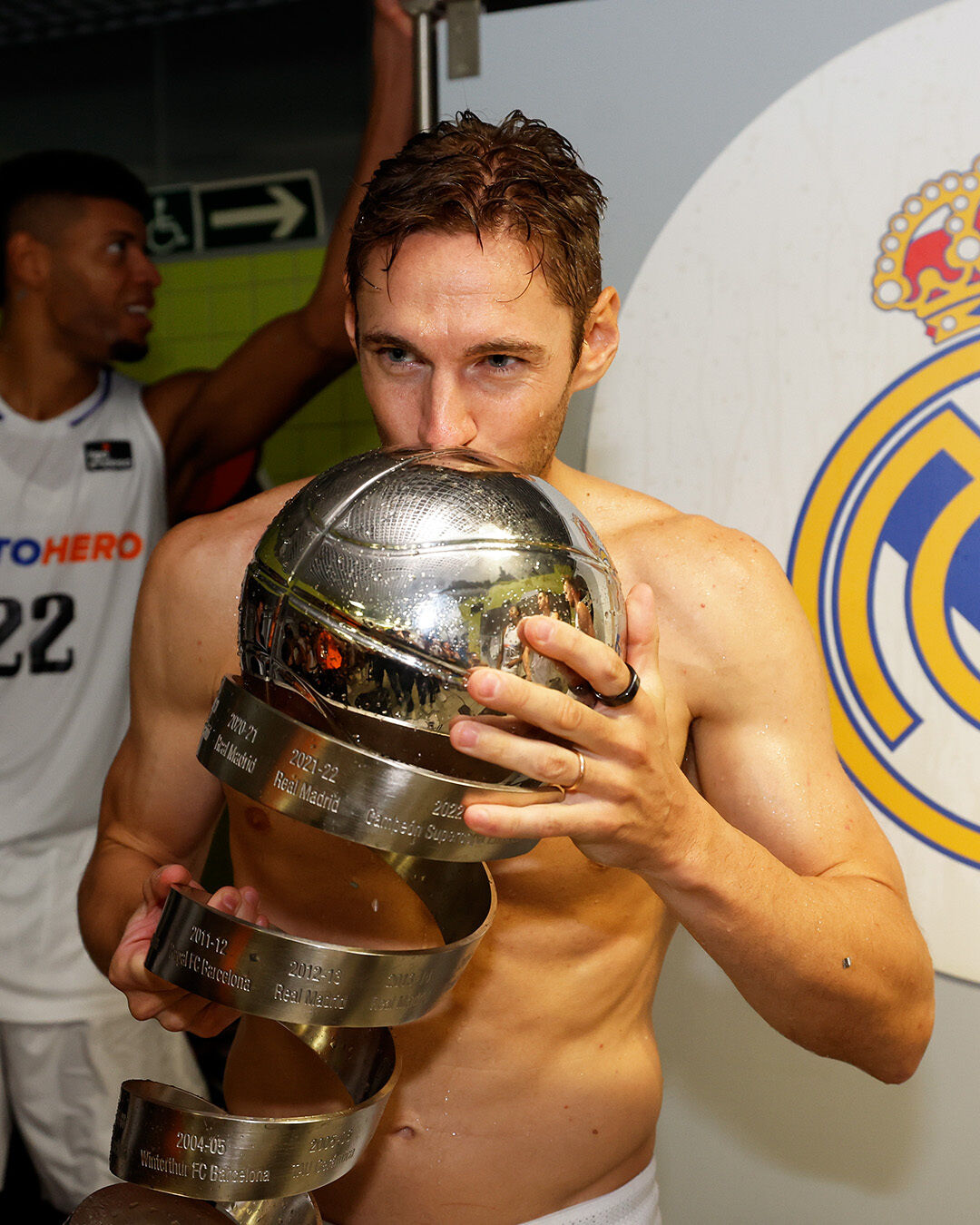La fiesta del Madrid tras ganar la Supercopa al Barça: el tradicional ...