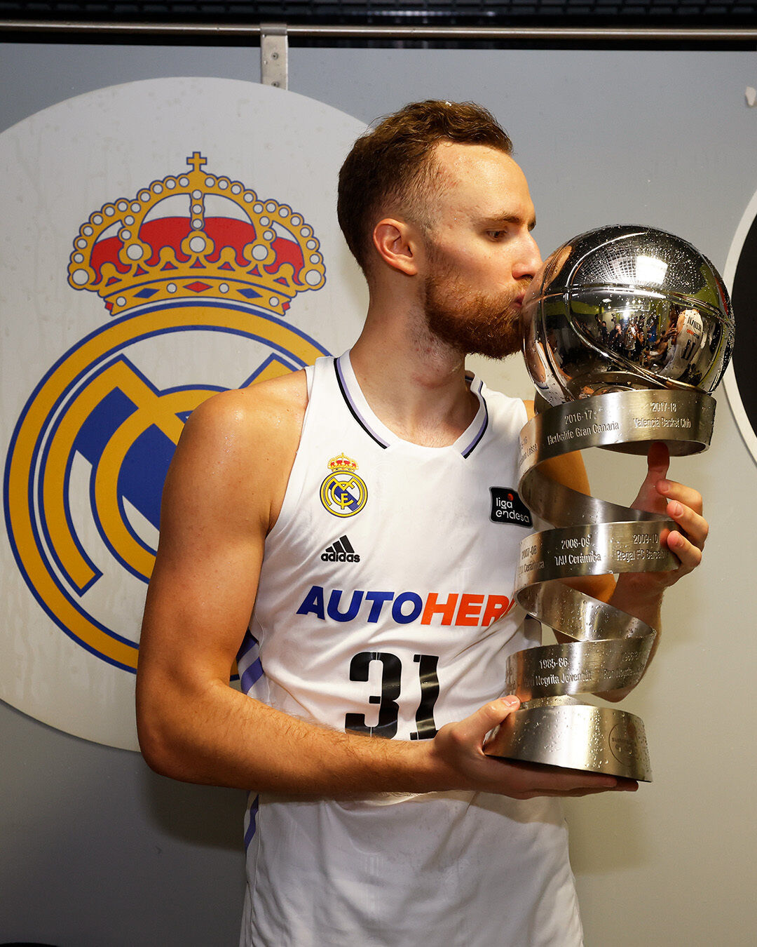 La fiesta del Madrid tras ganar la Supercopa al Barça: el tradicional ...