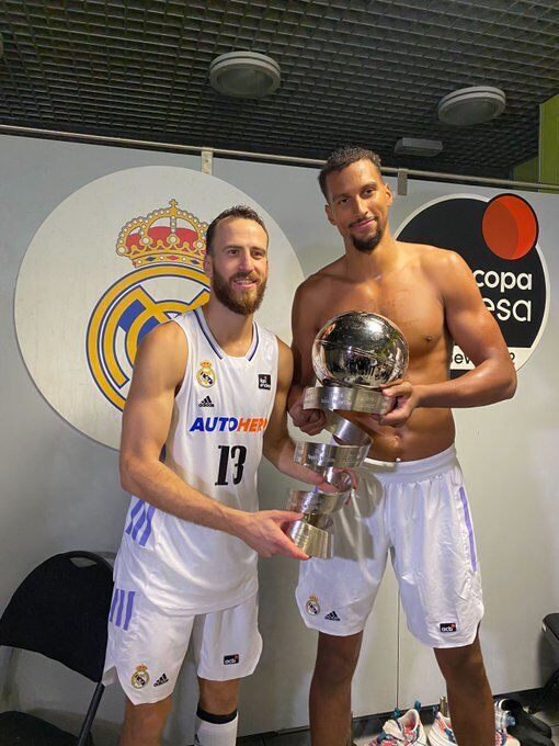 La fiesta del Madrid tras ganar la Supercopa al Barça: el tradicional ...