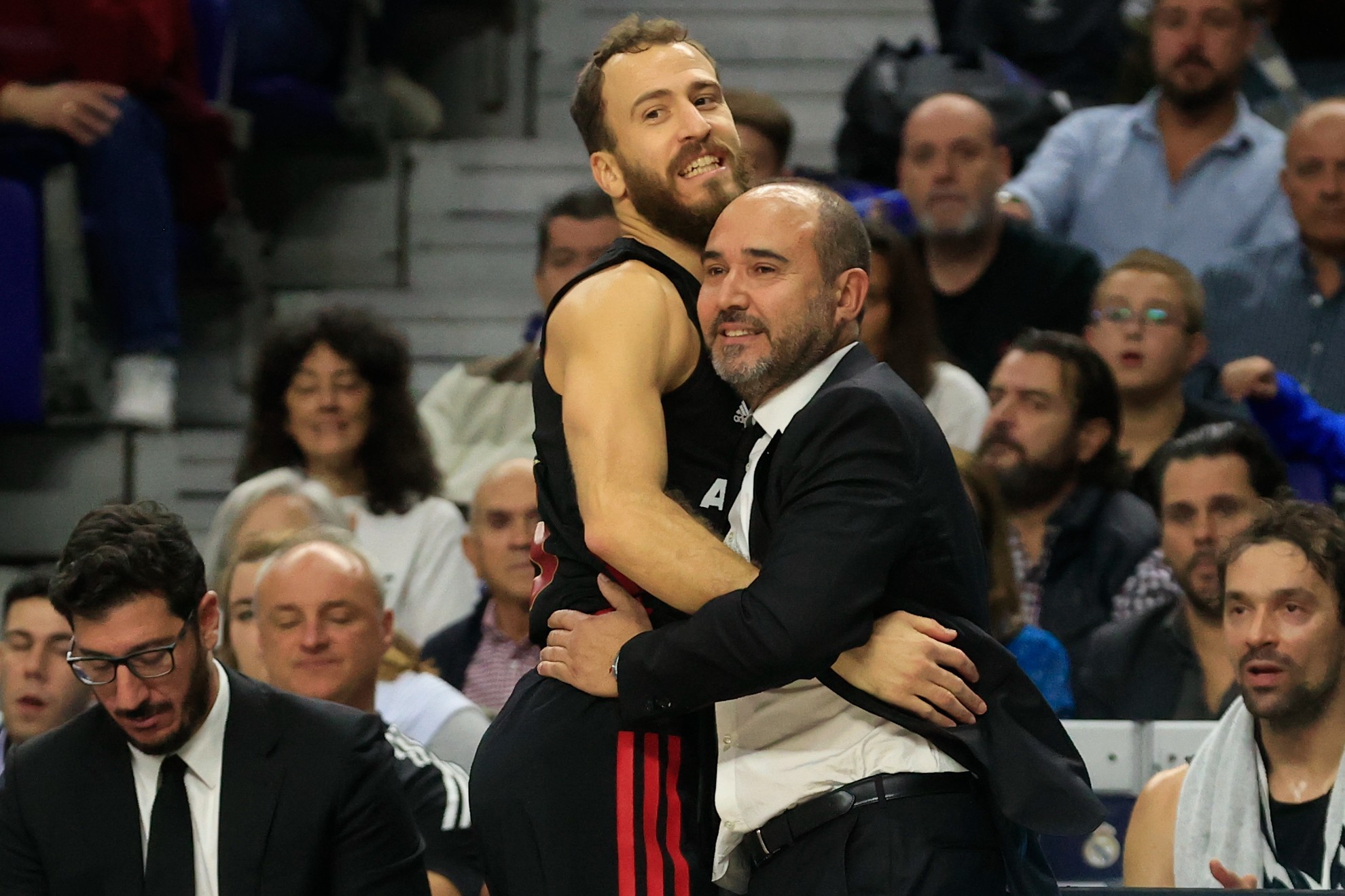 Sergio Rodríguez embraces Chus Mateo.