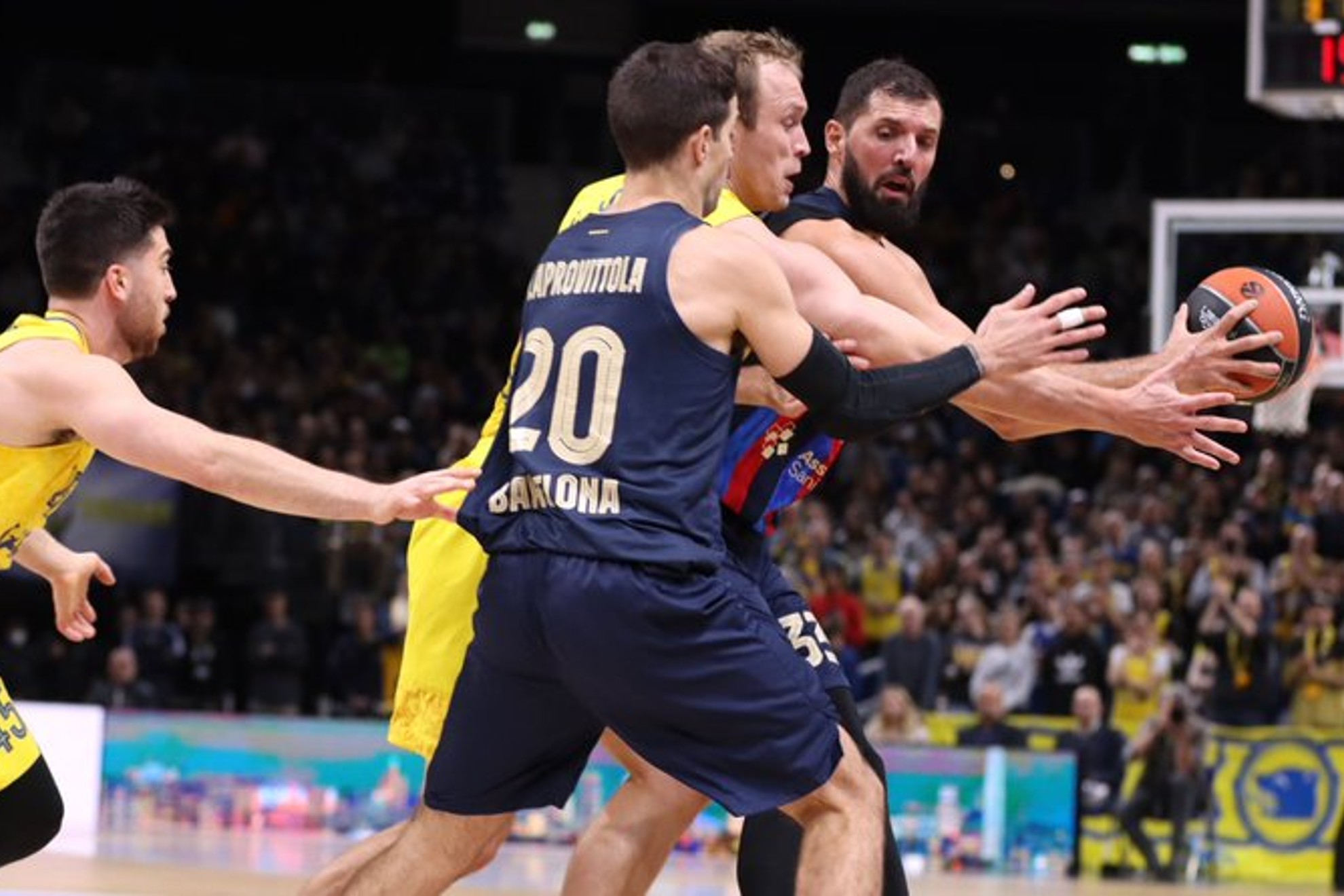Mirotic da el triunfo al Barcelona en su primer partido en más de cinco