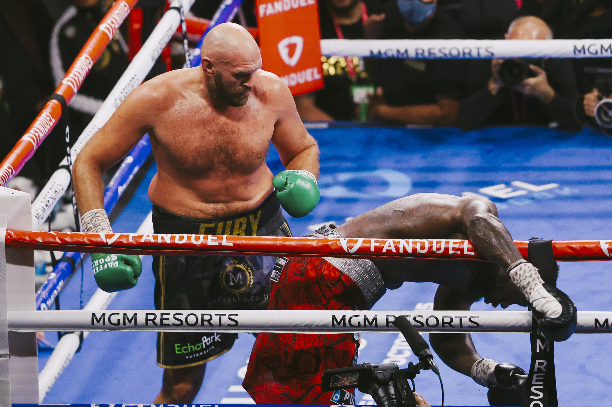 Fury noquea a Deontay Wilder en Las Vegas