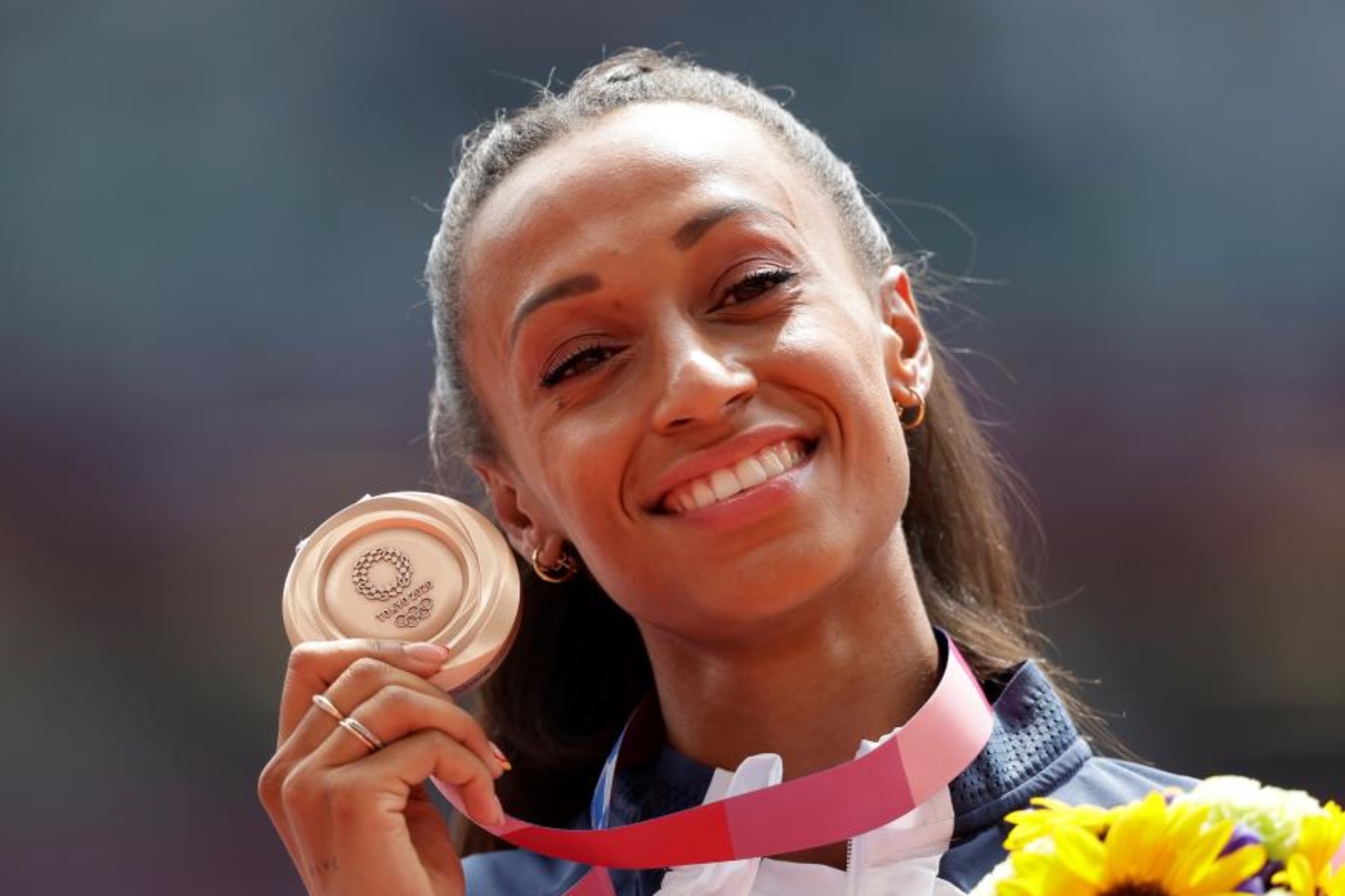 Ana Peleteiro con su medalla olímpica