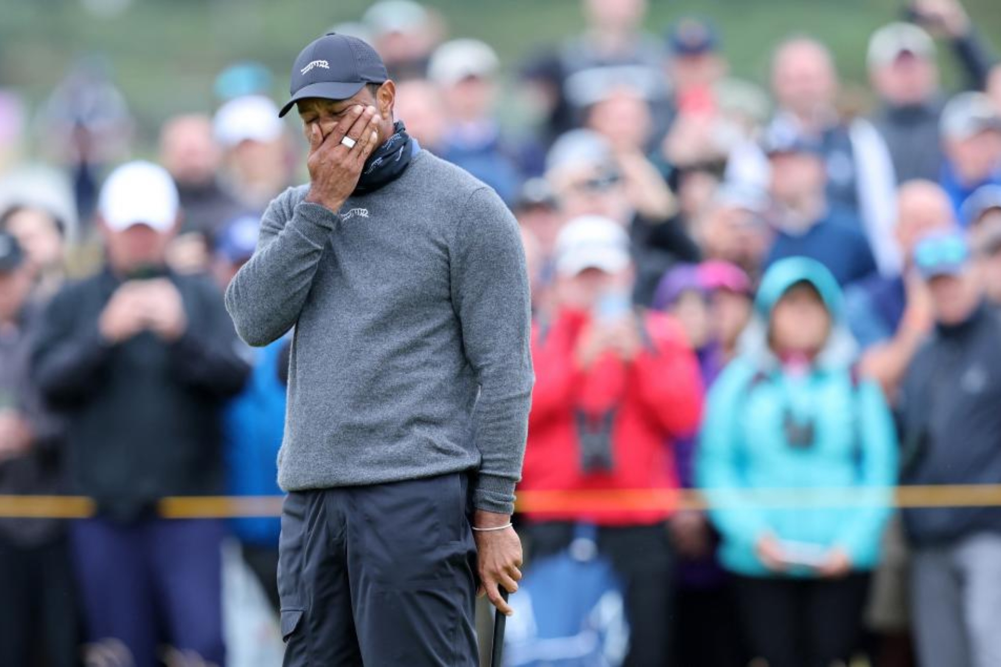 Tiger Woods lamenta a tacada perdida