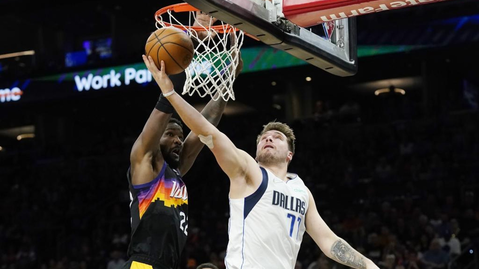Luka Doncic tries to score last Aro before the opposition of Deandre Ayton.