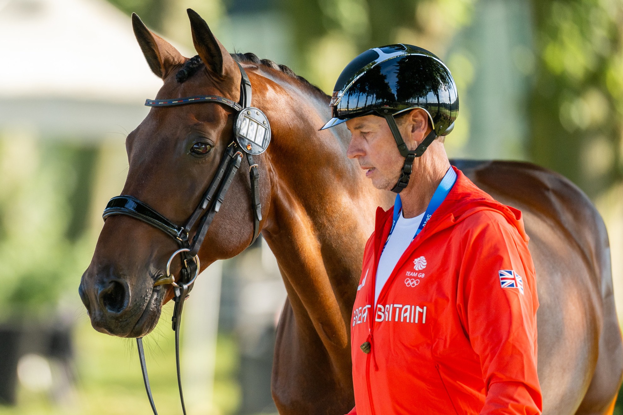 Carl Hester junto a su caballo