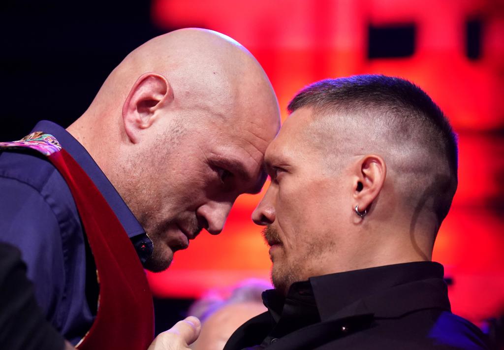 Tyson Fury (a sinistra) e Oleksandr Usyk durante la conferenza stampa a Outernet London.