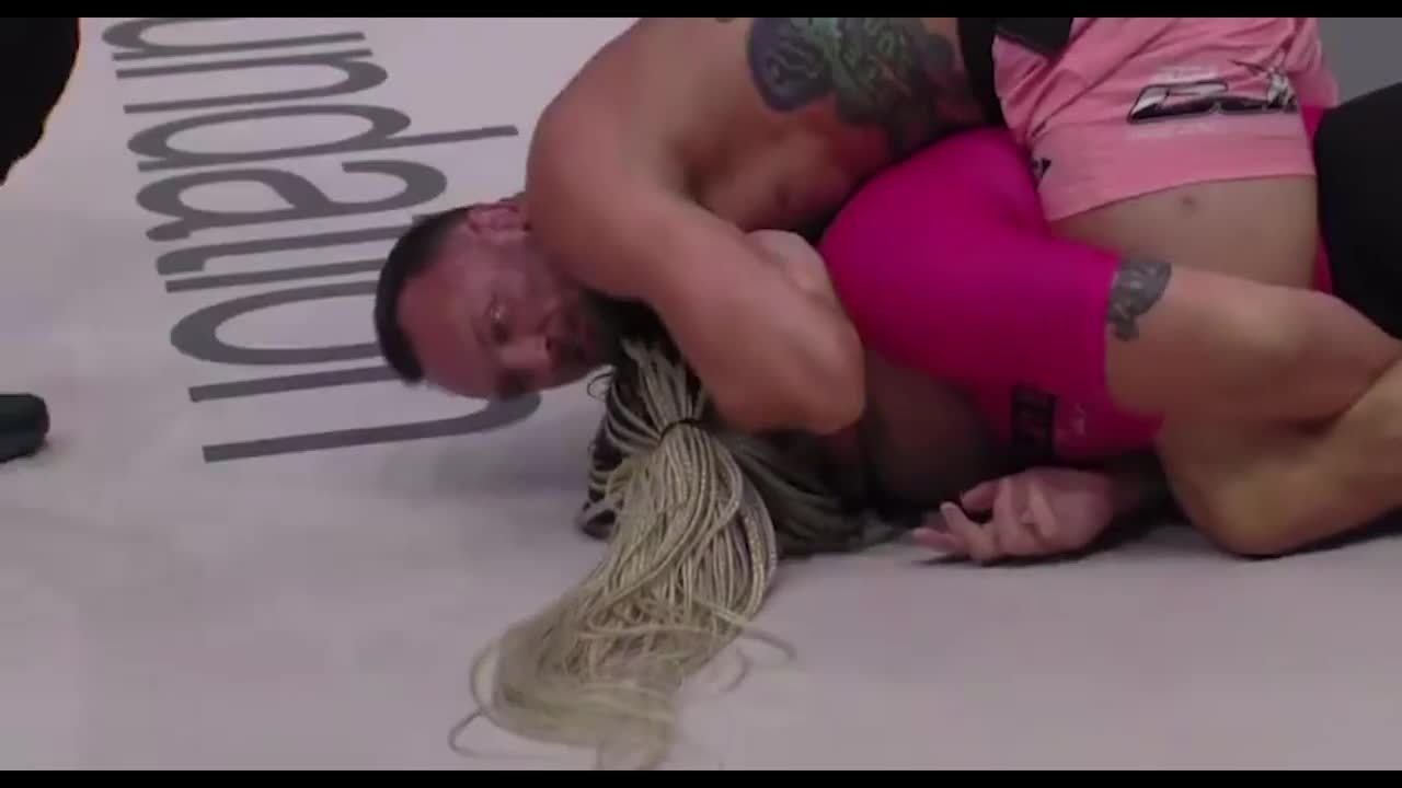 El luchador de Jiu Jitsu Craig Jones estranguló y derrotó por sumisión a su rival femenina Gabi García en la primera pelea intergénero de MMA.