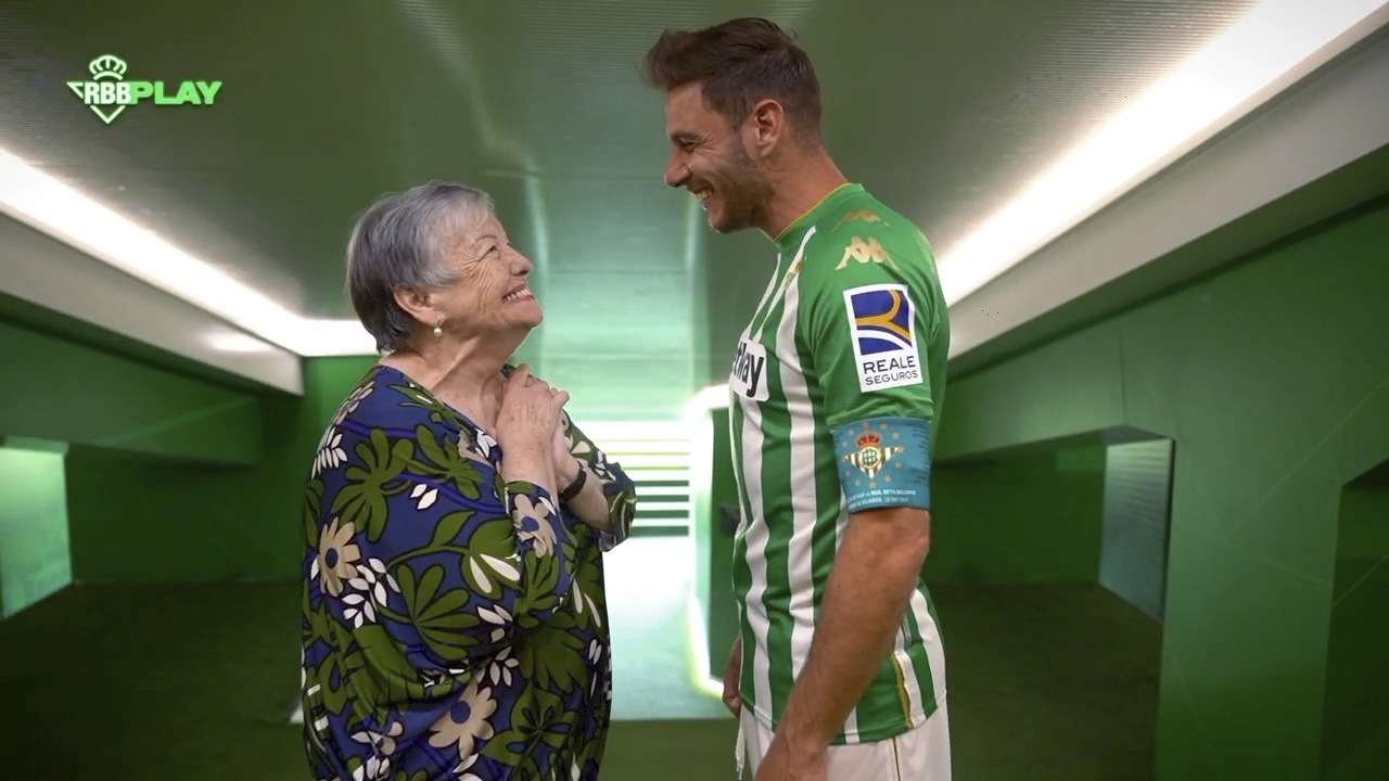 Joaquín e l'attrice María Galiana, di 'Cuéntame', nel video che annuncia il rinnovo del capitano del Betis fino al 2022