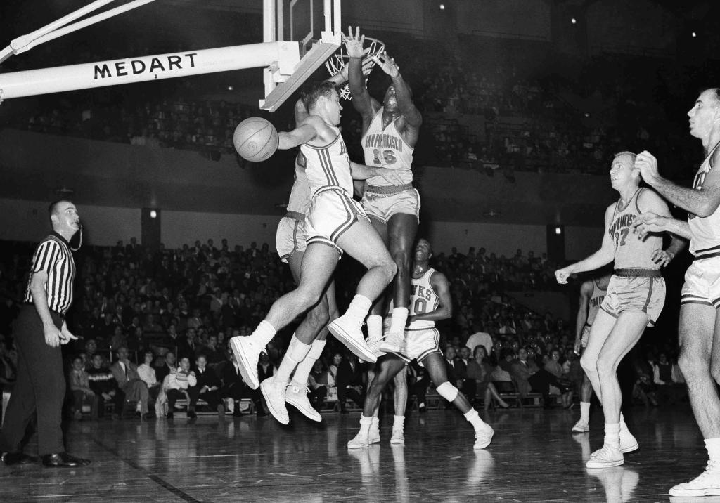 Al Attles defende durante uma partida.