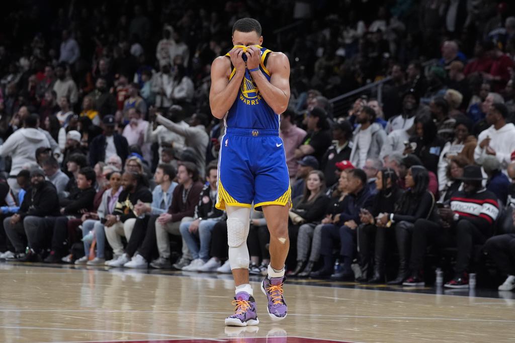 Stephen Curry se tapa la cara en un partido de los Warriors.