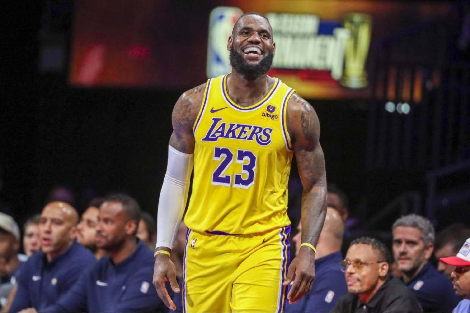 LeBron James merayakan golnya bersama Lakers.