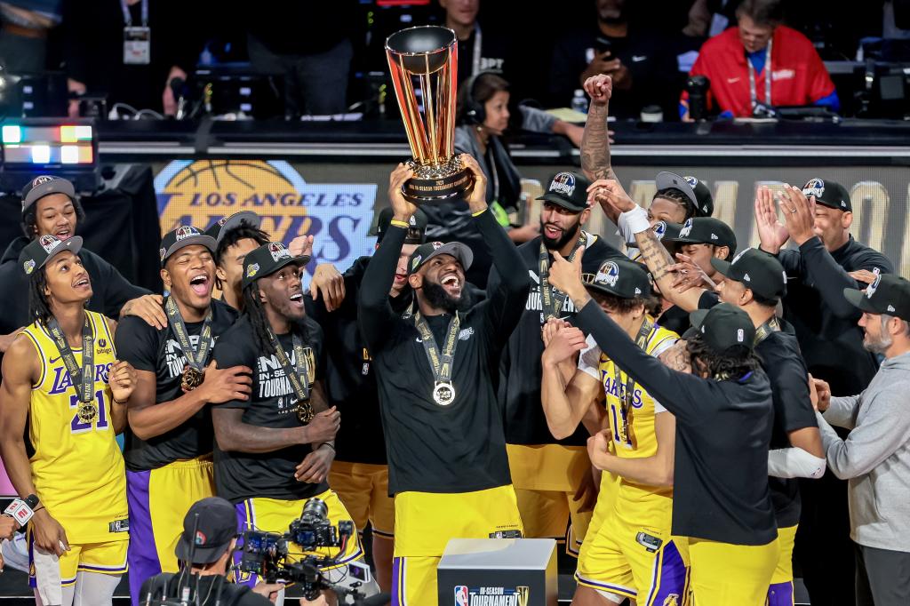 LeBron dan Lakers, setelah memenangkan Piala NBA pertama yang dimainkan di Las Vegas musim lalu.