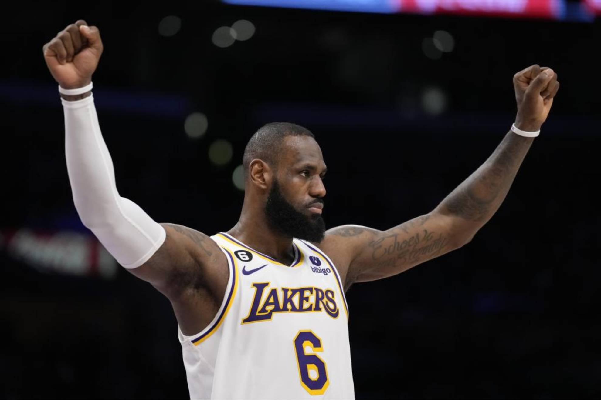 LeBron merayakan kemenangan bersama Lakers.