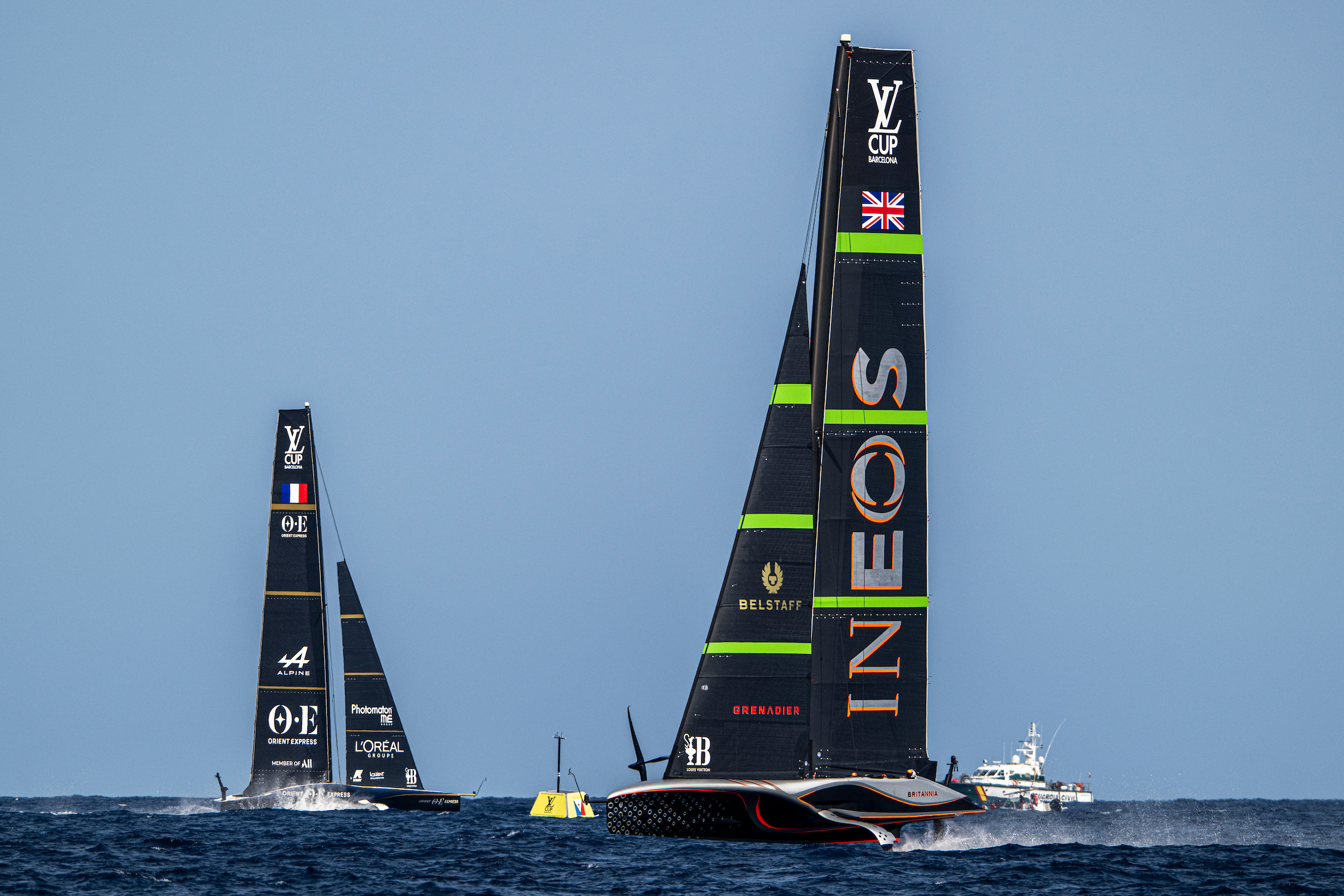 El INEOS Britannia y Orient Express en su duelo en Barcelona.