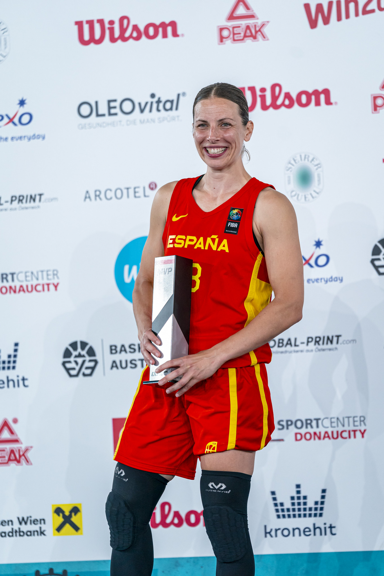 Sandra Ygueravide posa con el premio de MVP del Europeo de 3x3.