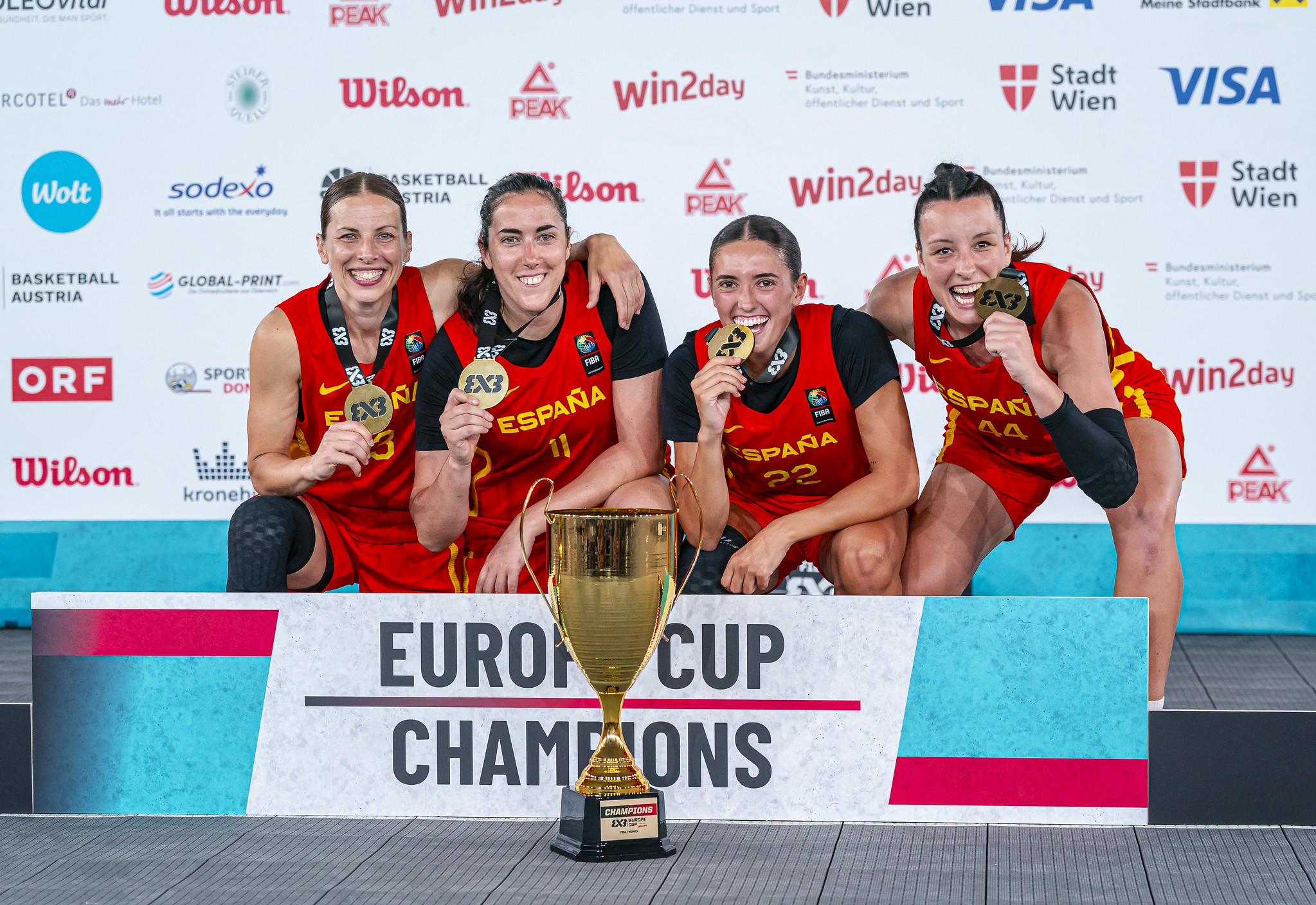 Las jugadoras de la selección femenina de baloncesto 3x3, con sus oros del Europeo en el podio.