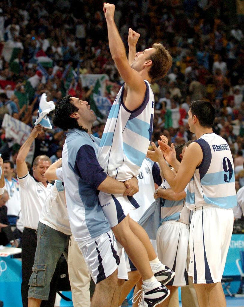 Celebración de Argentina tras ganar la final olímpica a EEUU en Atenas.