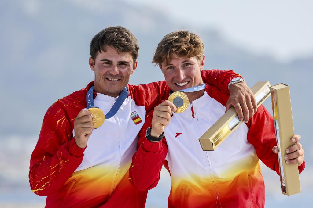 Diego Botín y Florian Trittel posan con la medalla de oro olímpica en los Juegos de París.