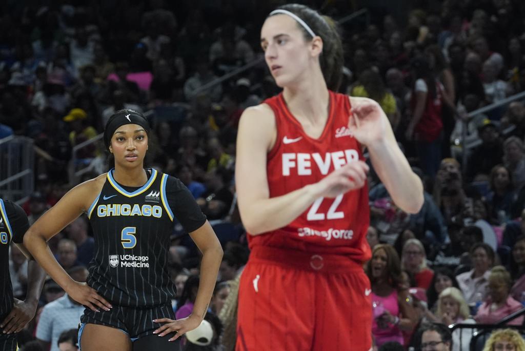 Caitlin Clark y Angel Reese durante el partido entre Indiana y Chicago.