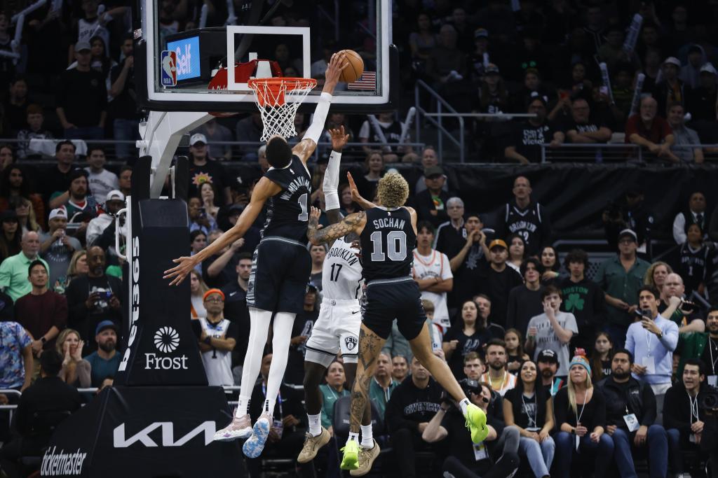 Sochan junto a Wembanyama en un partido de los Spurs.