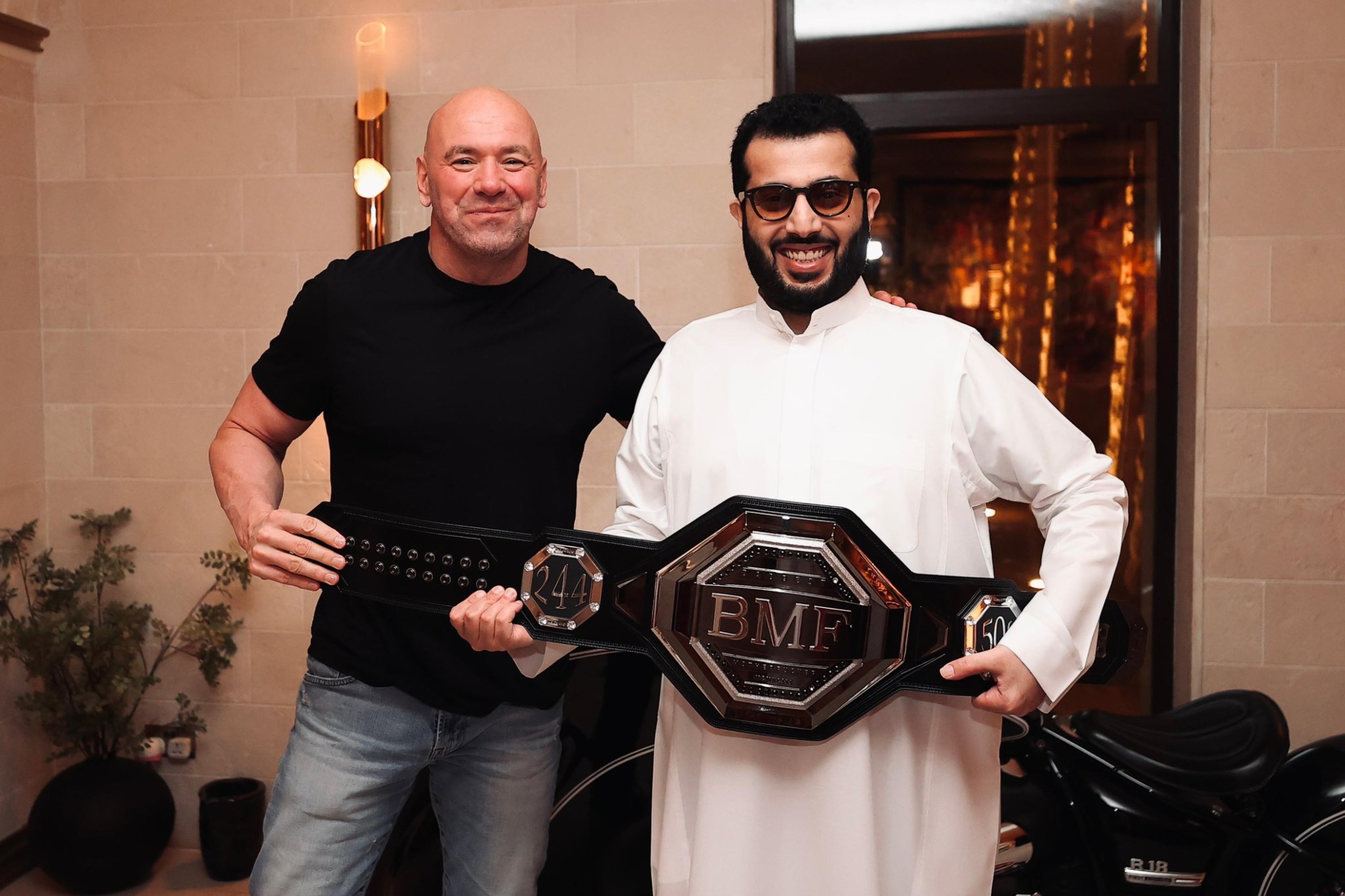 Dana White e Turki Al-Sheikh, presidente da Autoridade Geral de Entretenimento da Arábia Saudita.