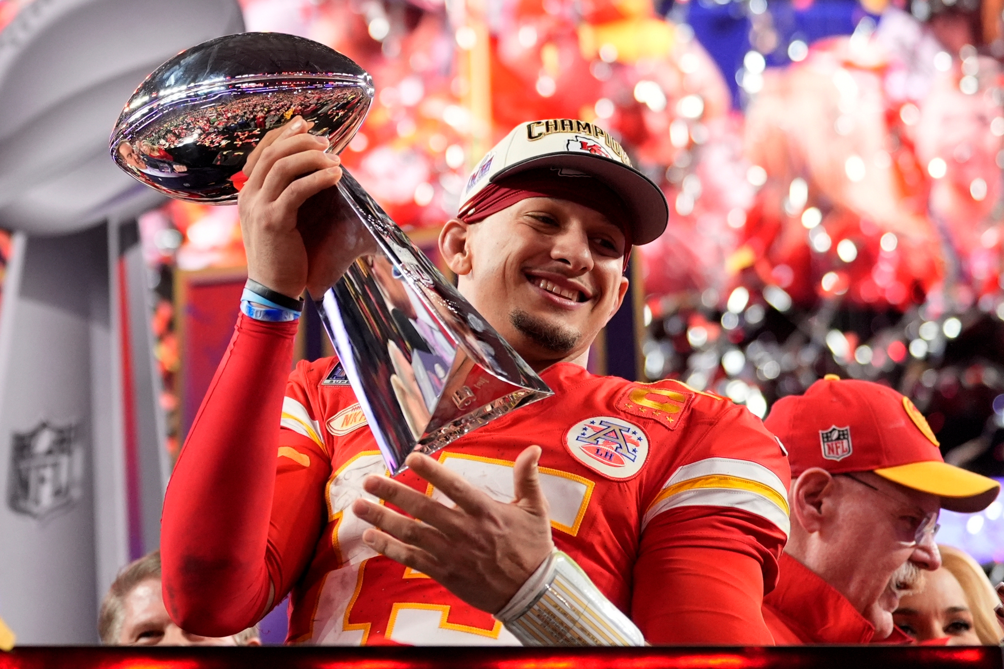 Patrick Mahomes en acción durante la temporada NFL 2024