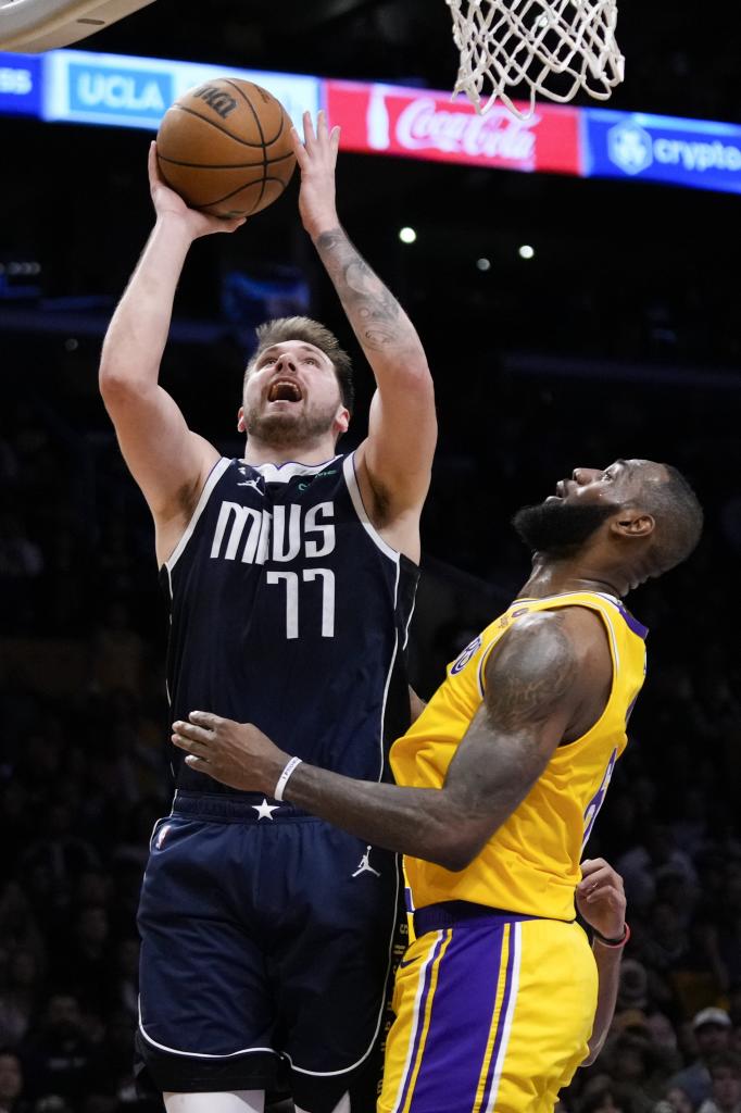 Luka Doncic se dispone a anotar delante de LeBron James en un partido entre Mavericks y Lakers