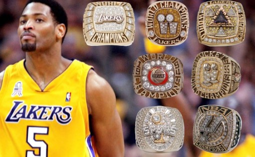 El exjugador Robert Horry, junto a sus siete anillos de campeón de la NBA.