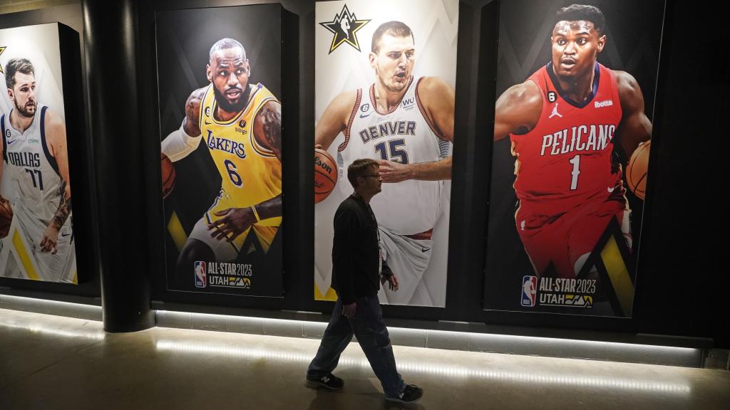 La imagen de Luka Doncic, junto a las de LeBron James, Nikola Jokic y Zion Williamson en el Vivint Arena en el All Star de 2023.