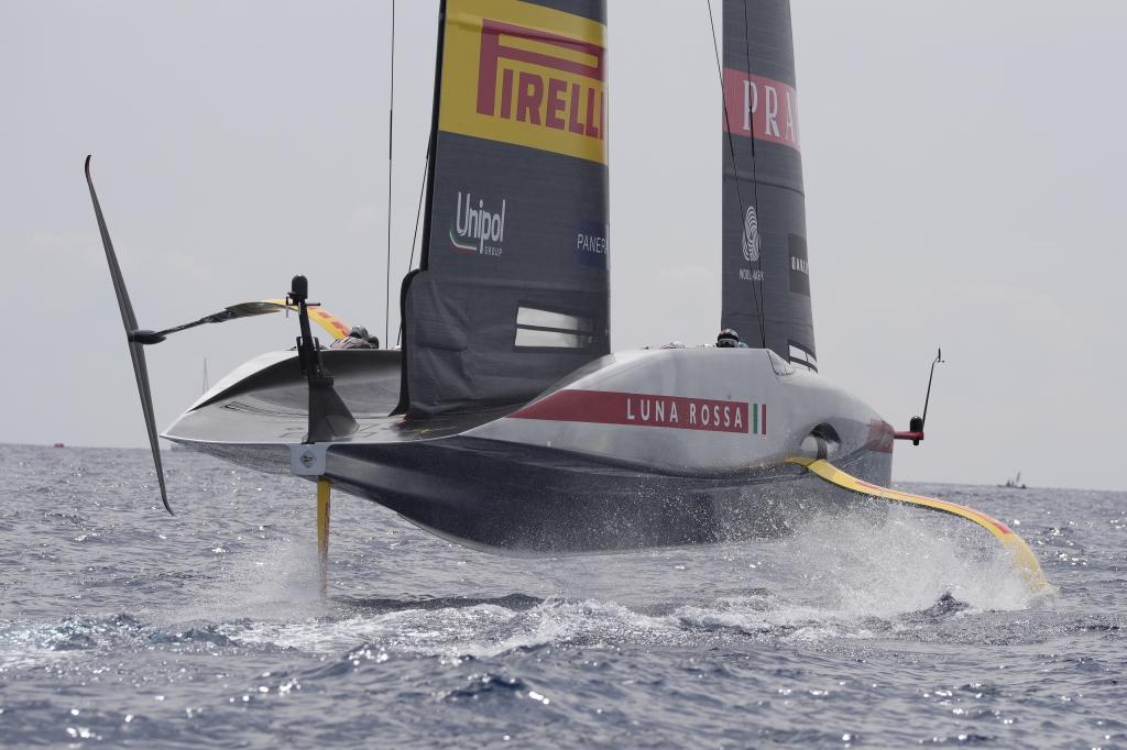 BARCELONA, 31/08/2024.- O barco Luna Rossa durante sua participação nas eliminatórias 'Round Robin' da Copa del América, em Barcelona, ​​​​neste sábado.