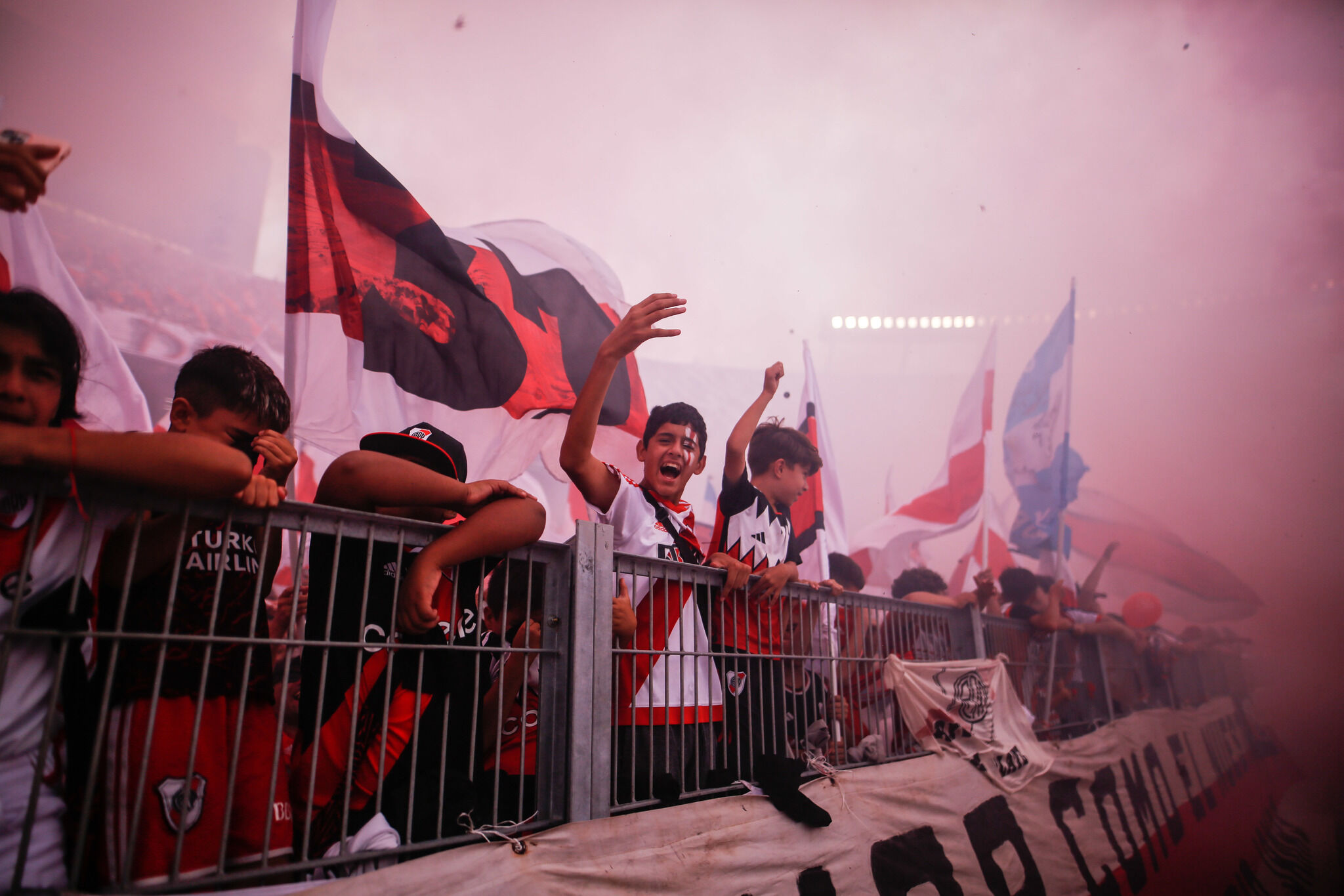 La pasión de un River Plate 1-1 Boca Juniors: locura en el Monumental ...